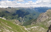 28 Panorama dal colletto sommitale del canale...